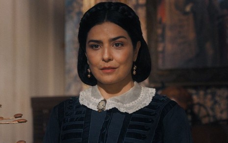A atriz Leticia Sabatella com expressão séria em cena como Teresa Cristina de Nos Tempos do Imperador