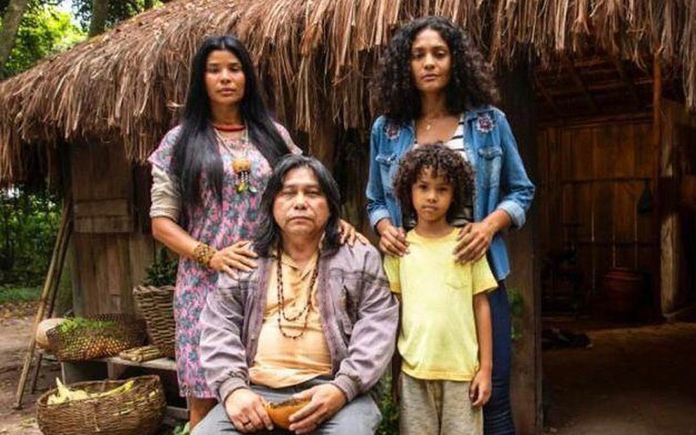 Daniel Munduruku, Suyane Moreira, Matheus Assis e Barbara Reis posam em frente a uma oca no cenário de Terra e Paixão