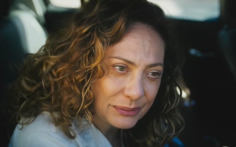 Eliane Giardini com expressão séria em cena como Agatha na novela Terra e Paixão