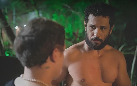 Amaury Lorenzo está sem camisa e olha para Diego Martins, em cena de Terra e Paixão