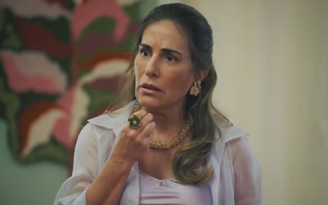 Gloria Pires com expressão preocupada em cena como Irene na novela Terra e Paixão