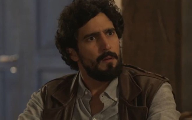 Renato Góes com expressão assustada em cena como Tertulinho na novela Mar do Sertão