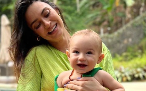 A atriz Thaila Ayala com o filho mais velho, Francisco, no colo em foto publicada no Instagram
