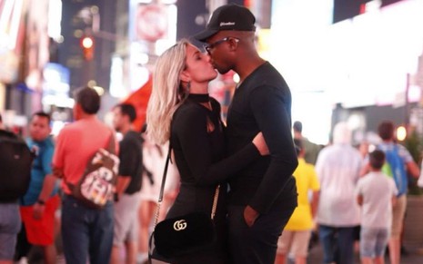 Thainá Fernandes e Mumuzinho se beijam na Times Square, em Nova York