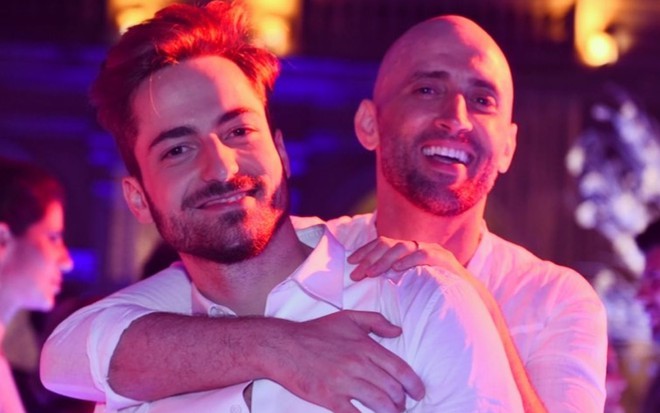 Imagem de Thales Bretas (à esq.) e Paulo Gustavo abraçados no Ano-Novo de 2021
