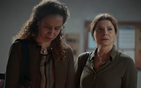 Eliete (Thalita Carauta) e Lúcia (Debora Bloch) estão com expressão de tristeza em cena de Segunda Chamada