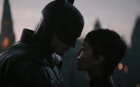 Robert Pattinson como Batman e Zoë Kravitz em cena do trailer de The Batman