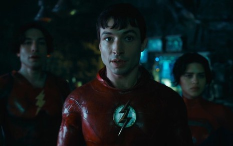 Ezra Miller e Sasha Calle em cena de The Flash