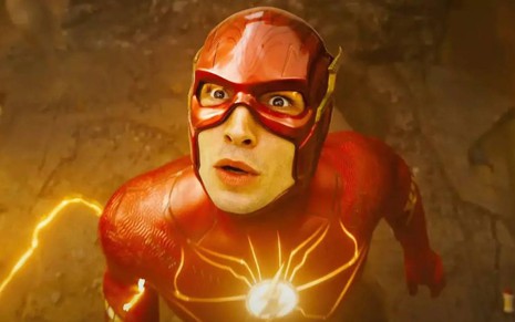 Ezra Miller caracterizado como The Flash e fazendo cara de surpresa