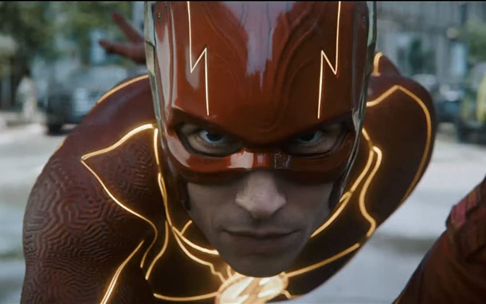 Ezra Miller em cena de The Flash com trajes do heróis da DC