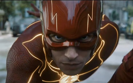 Ezra Miller em cena de The Flash com trajes do heróis da DC