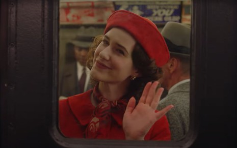 Rachel Brosnahan em cena do trailer da quinta e última temporada de The Marvelous Mrs. Maisel