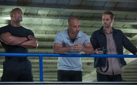 Dwayne "The Rock" Johnson, Vin Diesel e Paul Walker em cena de Velozes & Furiosos