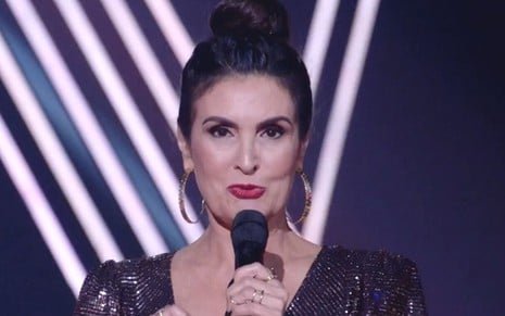 Fátima Bernardes apresentando a final do The Voice Brasil na Globo