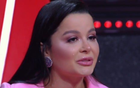 Maraisa chorando com apresentação no The Voice Kids; ela lembrou de Marília Mendonça