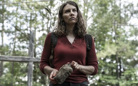 Lauren Cohan com um cantil em cena da 11ª temporada de The Walking Dead