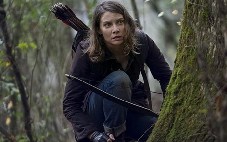 Lauren Cohan se esconde atrás de uma árvore em cena de The Walking Dead