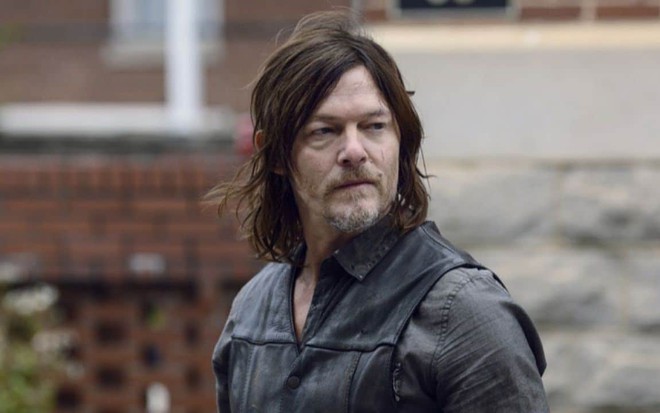 Daryl Dixon (Norman Reedus) olha para o lado em cena de The Walking Dead; ele está com uma roupa preta