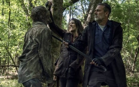 Lauren Cohan e Jeffrey Dean Morgan matando zumbi em cena do quinto episódio da 11ª temporada de The Walking Dead