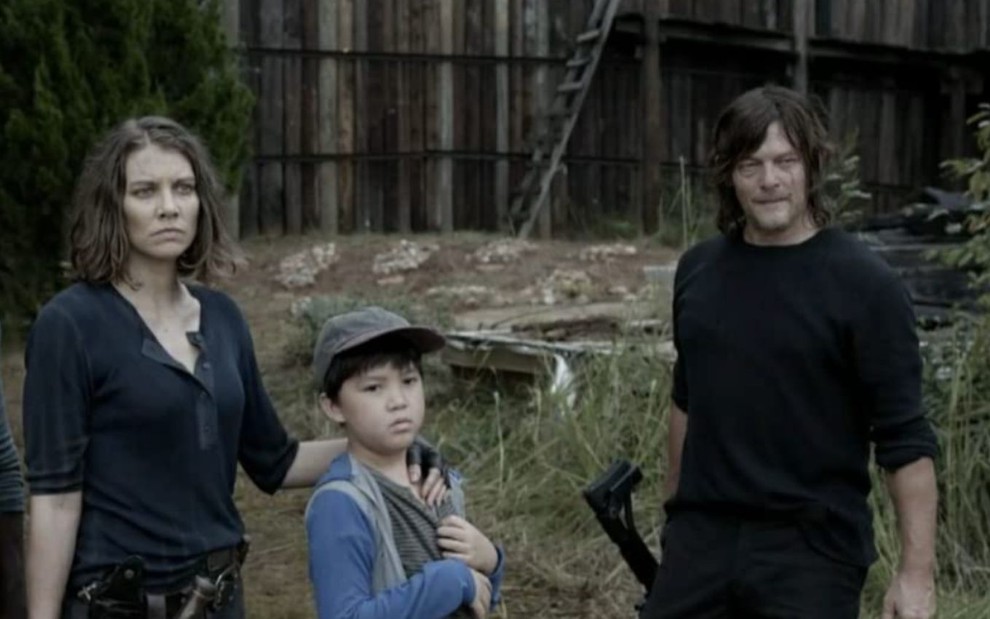 Lauren Cohan, Kien Michael Spiller e Norman Reedus em cena da 11ª temporada de The Walking Dead