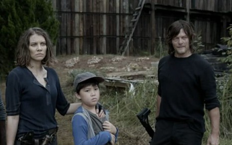 Lauren Cohan, Kien Michael Spiller e Norman Reedus em cena da 11ª temporada de The Walking Dead
