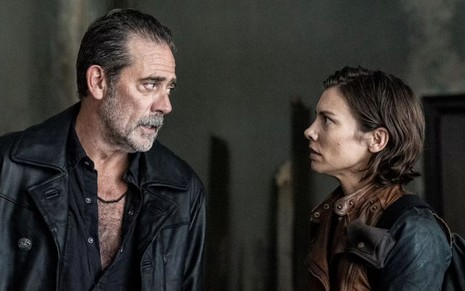 Jeffrey Dean Morgan e Lauren Cohan se encaram em cena da série The Walking Dead: Dead City