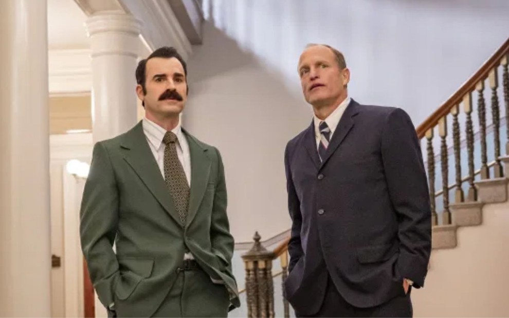 Justin Theroux e Woody Harrelson em cena de The White House Plumbers