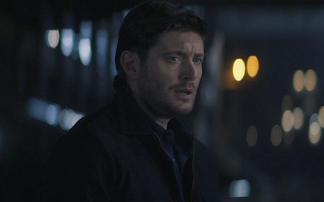 Jensen Ackles em cena de The Winchesters