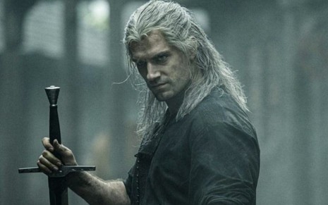 Henry Cavill segura espada em cena da primeira temporada de The Witcher