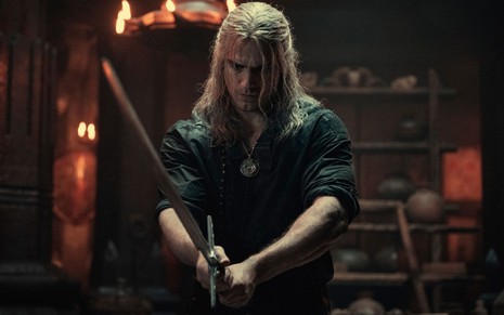 Henry Cavill empunha espada em cena da segunda temporada de The Witcher
