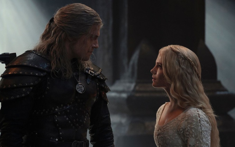 Henry Cavill e Freya Allan se encaram em cena da 2ª temporada de The Witcher