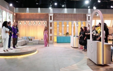 Imagem do cenário do The Cut Brasil, com jurados, apresentadora e elenco do reality