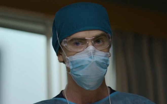Imagem de Freddie Highmore usando máscara durante interpretação do personagem Shaun Murphy em The Good Doctor