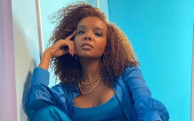 Thelma Assis usa roupa azul e está com cabelos soltos em foto publicada nas redes sociais