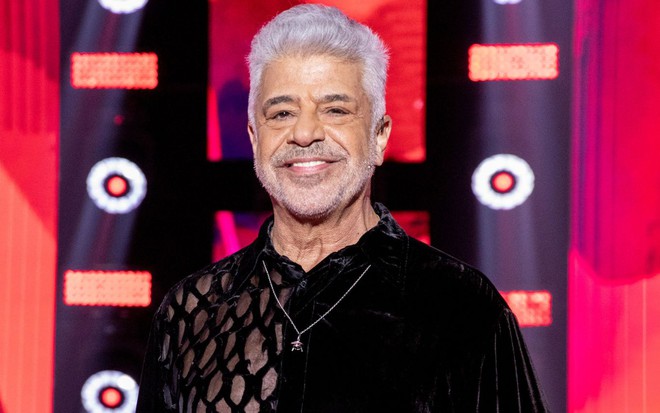 Imagem de Lulu Santos sorridente no The Voice Brasil, da Globo