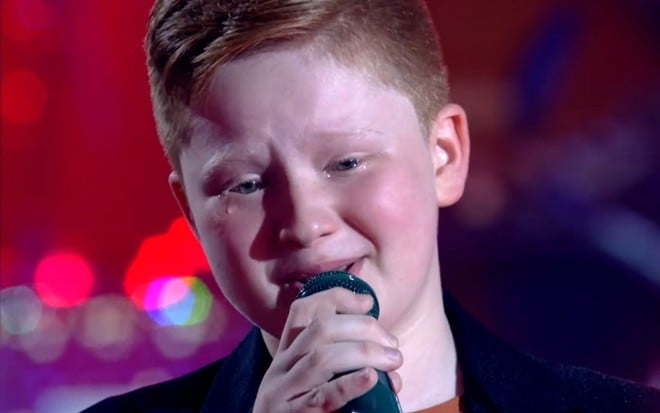 O participante do The Voice Kids Gustavo Bardim no programa da Globo neste domingo (26)