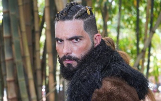 Thiago Cozzatto está caracterizado como viking bíblico de Gênesis