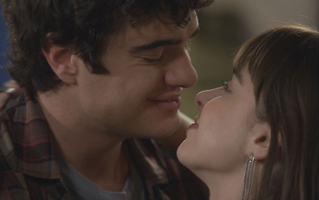 André (Thiago Franzé) prestes a beijar Raquel (Bel Moreira) em Poliana Moça