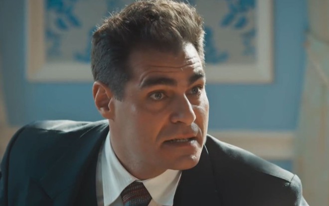 Thiago Lacerda com expressão irritada em cena como Gaspar na novela Amor Perfeito