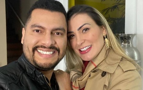 Imagem de Thiago Lopes e Andressa Urach em selfie no Instagram