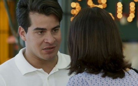 Júlio (Thiago Martins) olha para Cíntia (Bruna Spínola), que está de costas na imagem, em cena da novela Pega Pega