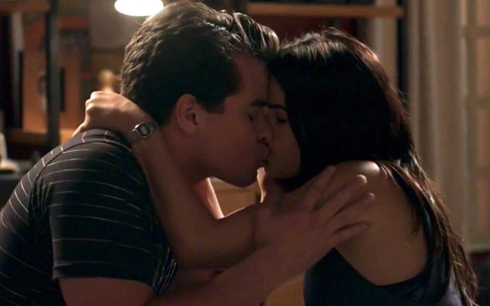 Júlio (Thiago Martins) beija Antônia (Vanessa Giácomo) em cena de Pega Pega