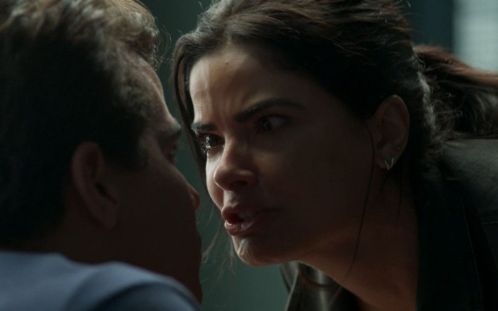 De costas, Júlio (Thiago Martins) olha para Antônia (Vanessa Giácomo), que está com expressão de fúria, em cena de Pega Pega
