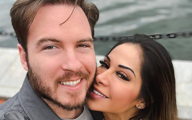 Foto de Thiago Nigro abraçado com Maíra Cardi