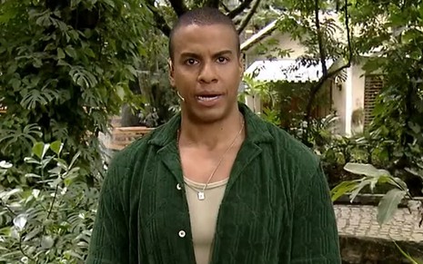 Thiago Oliveira com uma camisa verde e marrom no É de Casa
