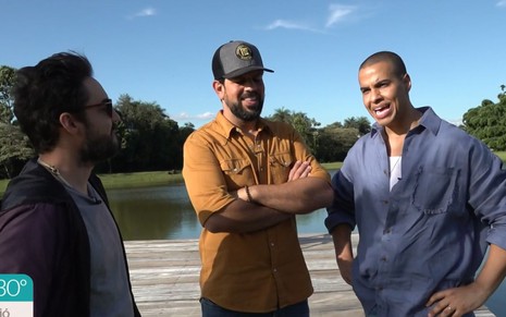 Fernando, Sorocaba e Thiago Oliveira conversando em frente a um lago