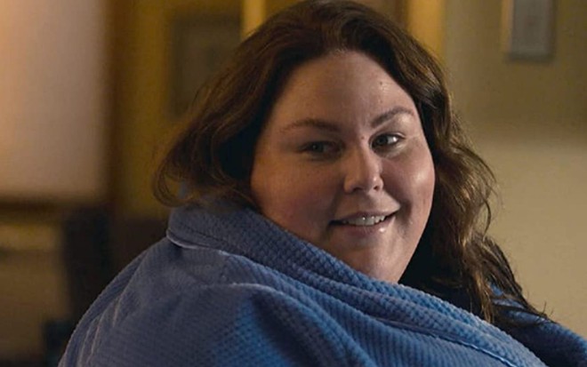 Chrissy Metz de roupão azul em cena da quinta temporada de This Is Us