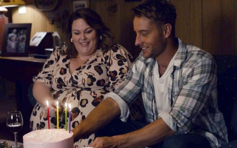 Chrissy Metz e Justin Hartley comemoram aniversário com bolo e velas em cena da quinta temporada de This Is Us