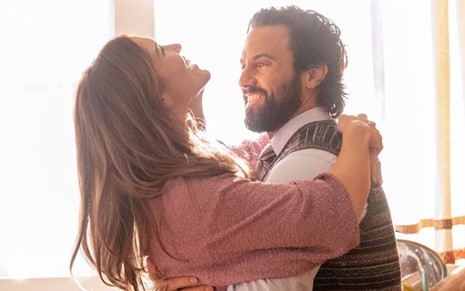 Mandy Moore e Milo Ventimiglia se abraça em cena da série This Is Us