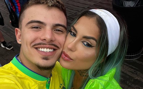 Foto de Thomaz Costa abraçado com Tati Zaqui